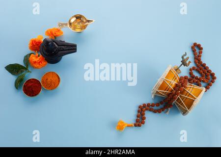 Carte de vœux Happy Maha Shivaratri - Shiva Linga décoré de fleurs, de trishula, de damru et de feuilles de bilva. Festival hindou célébré de Shiva Lord Banque D'Images