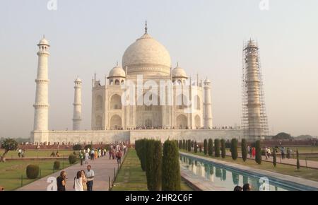 Le Taj mahal est un mausolée en marbre blanc ivoire sur la rive sud de la rivière yamuna. Il a été commandé par l'empereur Mughal Shah Jahan en l'an 1632. Banque D'Images