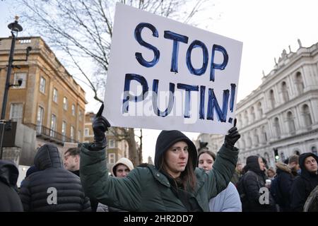 Les citoyens ukrainiens vivant à Londres se sont rassemblés en face de Downing Street pour exprimer leur colère face à l'invasion russe de l'Ukraine. Banque D'Images