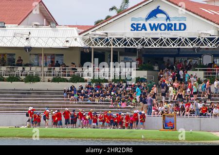 Entrée à Sea World, 2005. Des fêtes scolaires et d'autres personnes attendent d'entrer dans le parc à thème Sea World sur la Gold Coast, Queensland, Australie. Banque D'Images
