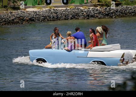 Ski nautique des artistes Wipeout volant en voiture bleue et blanche flottante au parc à thème Sea World sur la Gold Coast, Queensland, Australie, été 2005. Banque D'Images