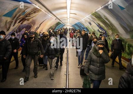 Kiev, Ukraine. 25th févr. 2022. Les Ukrainiens se réfugient dans le métro de Kiev, Ukraine, le jeudi 24 février 2022. La Russie a lancé une invasion à grande échelle de l'Ukraine, déclenchant des frappes aériennes sur des villes et des bases militaires. Photo par Oleksandr Khomenko/ Credit: UPI/Alay Live News Banque D'Images