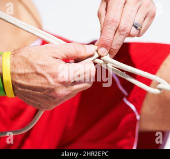 HES un peu attaché en ce moment. Coupe courte d'un homme nouant un nœud. Banque D'Images