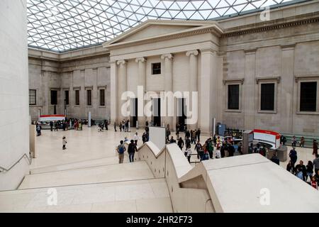 LONDRES, GRANDE-BRETAGNE - 9 MAI 2014 : il s'agit d'une cour du British Museum, recouverte d'une couverture en mesh. Banque D'Images