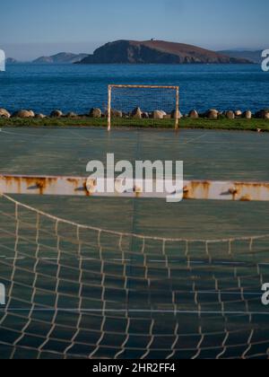 Appâts, Galice, Espagne. Terrain de football avec l'océan Atlantique et une île avec un phare en arrière-plan. Banque D'Images