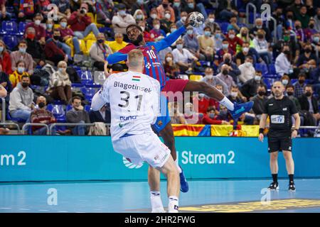 Barcelone, Espagne. 24th févr. 2022. Dika Mem du FC Barcelone en action lors du match de la Ligue des champions de l'EHF entre le FC Barcelone et Telekom Veszprem HC au Palau Blaugrana à Barcelone. (Image de crédit : © David Ramirez/DAX via ZUMA Press Wire) Banque D'Images