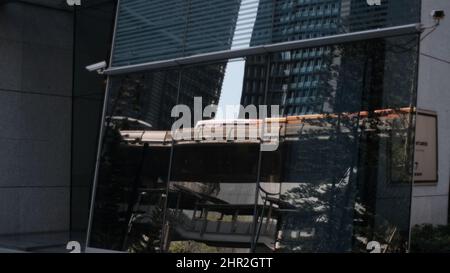 Surveillance du comportement, fenêtre abstraite réflexion du BTS Skytrain près de la station Chong Nonsi Bangkok Thaïlande Banque D'Images