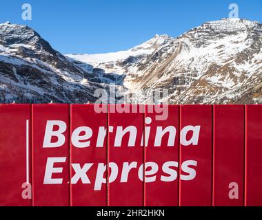 ALP Grum, Suisse - 19 janvier 2022: Bernina Express panoramique en train rouge touristique entre Chur et Tirano en Italie et traversée de Bernina mou Banque D'Images