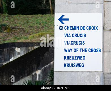 Lourdes, France - 1 février 2022 : panneau indiquant en différentes langues la direction du chemin de la croix (engl.Traduction) Banque D'Images