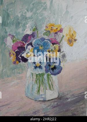 Peinture à l'huile : violettes dans un vase en verre. Texture de la peinture. Les fleurs sont peintes de manière impressionniste. Couleurs pastel vives, lumière douce. Banque D'Images