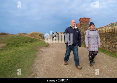 Les gens qui profitent d'une marche rapide le long d'un sentier sur la Pointe à Newquay, en Cornouailles, au Royaume-Uni. Banque D'Images