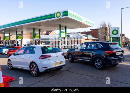 Southend on Sea, Essex, Royaume-Uni. 25th févr. 2022. Le risque d'une hausse du prix du carburant en raison de la situation en Ukraine a amené les gens à faire la queue dans les stations-service pour se remplir au Royaume-Uni. Les prix du carburant dans un garage BP de Southend on Sea ont augmenté pour atteindre un prix par litre très élevé Banque D'Images