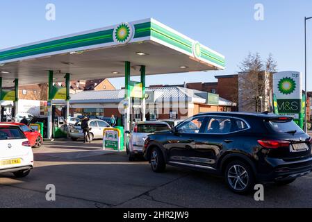 Southend on Sea, Essex, Royaume-Uni. 25th févr. 2022. Le risque d'une hausse du prix du carburant en raison de la situation en Ukraine a amené les gens à faire la queue dans les stations-service pour se remplir au Royaume-Uni. Les prix du carburant dans un garage BP de Southend on Sea ont augmenté pour atteindre un prix par litre très élevé Banque D'Images