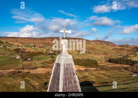 Vue aérienne de l'église d'Irlande à Glencolummkille - République d'Irlande. Banque D'Images