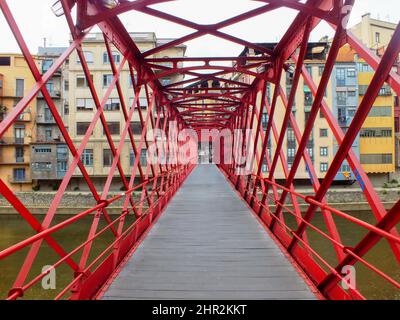 Gérone, Catalogne, Espagne - 31 décembre 2012 : Pont en fer rouge d'Eiffel en face de l'Onyar et maisons jaunes colorées, anciens étals de poissons, quartier juif Banque D'Images