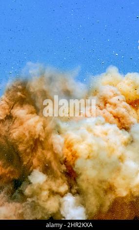 Tempête de poussière due à une explosion de dynamite dans la carrière Banque D'Images