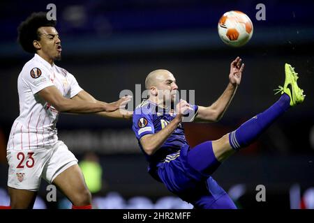 (220225) -- ZAGREB, le 25 février 2022 (Xinhua) -- Josip Misic (R) de Dinamo Zagreb vit avec Jules Kounde du FC Sevilla lors de l'UEFA Europa League knockout round play-offs match match match match entre Dinamo Zagreb et Sevilla FC au stade Maksimir le 24 février 2022 à Zagreb, Croatie. (Luka Stanzl/PIXSELL via Xinhua) Banque D'Images