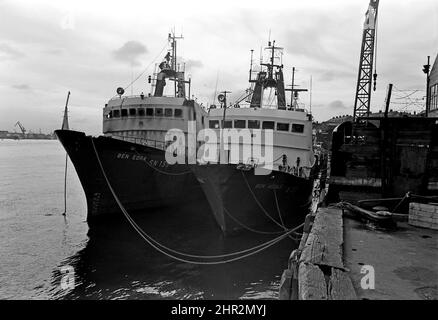 TIRÉ 209 le Ben Edra après son feu attaché à côté de son navire jumeau le Ben Asdale sur le quai à North Shields en 1979 Banque D'Images