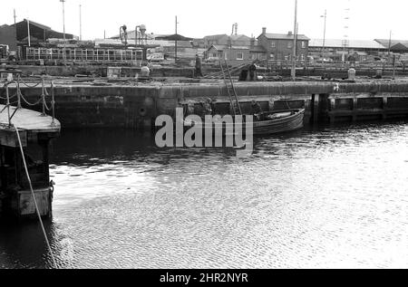 PLAN 229 inspection de plongée du port de Tyne et réparations du bateau de travail à Tyne Dock South Shields cerca 1977 Banque D'Images