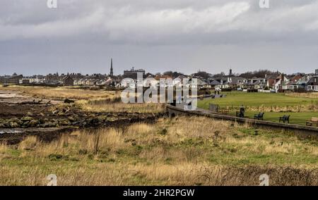 En regardant vers Ayr depuis le sentier côtier de Doonfoot Ayr par une journée d'hiver. Banque D'Images