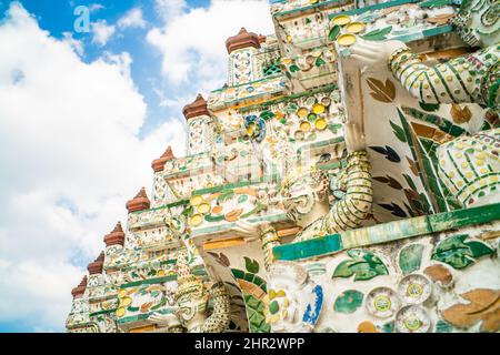 Statue du stand géant à Wat Arun Templeof Dawn, Bangkok Thaïlande Banque D'Images