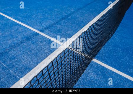 Filet d'un court de tennis en paddle synthétique bleu Banque D'Images