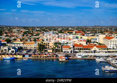 Vue sur le front de mer d'Oranjestad Banque D'Images