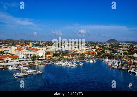 Vue sur le front de mer d'Oranjestad Banque D'Images