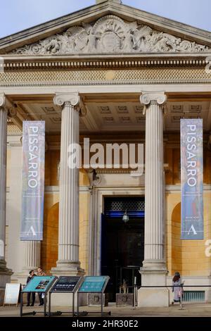 Autour de la ville universitaire d'Oxford, Oxfordshire Royaume-Uni la façade du musée Ashmolean Banque D'Images
