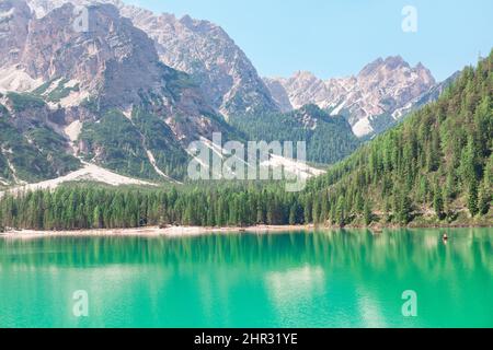 Lac Lago di Braies en Italie . Paysage idyllique avec lac dans les Alpes européennes Banque D'Images