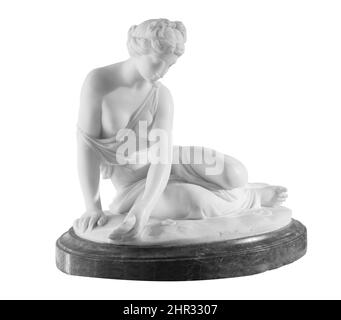 Ancienne statue en marbre d'une jeune femme assise. Sculpture femelle antique. Sculpture isolée sur fond blanc avec masque Banque D'Images