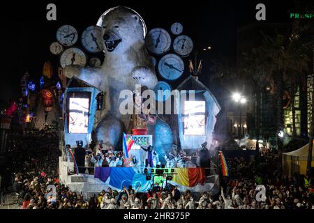 24 février 2022, Viareggio, Italie: Carnaval de Viareggio la nuit..le deuxième cours masqué est tenu la nuit et les flotteurs allégoriques sont colorés avec une nouvelle lumière..première catégorie flotteur allégorique: '''Reset, we start from below zero'' constructeur Lebigre et Roger (Credit image: © Federico Neri/Pacific Press via ZUMA Press Wire) Banque D'Images