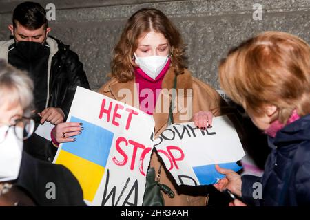 Rassemblement pour manifester contre l'invasion militaire russe de l'Ukraine le 24 février 2022 à Milan, en Italie. La Russie a lancé ce matin une invasion à grande échelle de l'Ukraine qui a provoqué une condamnation internationale. Banque D'Images