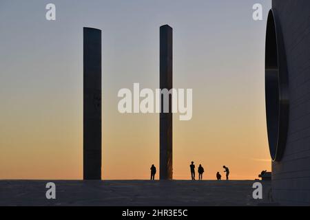 Champalimaud Foundation - bâtiment moderne en pierre, extérieur et colonnes en béton, les touristes regardant le coucher du soleil à Belem Lisbonne Portugal. Banque D'Images