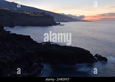 Punta Piedra Gorda au crépuscule, falaises volcaniques près de Puerto de la Cruz sur la côte nord de Tenerife Iles Canaries Espagne. Banque D'Images