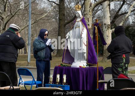 Les catholiques romains dévorent prient sur le site du pavillon du Vatican, dans le parc de Flushing Meadows, où Marie et Jésus sont apparus à Veronica Lueken. À Queens, New York. Banque D'Images