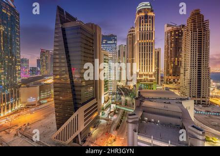 Magnifique horizon de la baie ouest de Doha au coucher du soleil Banque D'Images