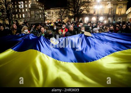 Rassemblement pour manifester contre l'invasion militaire russe de l'Ukraine le 24 février 2022 à Milan, en Italie. La Russie a lancé une invasion à grande échelle de l'U Banque D'Images