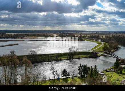 25 février 2022, Brandebourg, Stützkow: Vue d'un point de vue au-dessus du petit village de Stützkow dans le quartier Uckermark de la voie navigable Hohensaaten-Friedrichsthal et des prairies de polder inondées par les hautes eaux de la rivière Oder. Le parc national de Lower Oder Valley a été créé en 1995 après cinq années de préparation et couvre une superficie de 10 500 hectares. La vallée de l'Oder est l'un des derniers paysages de plaine inondable de rivière presque naturelle dans l'ouest de l'Europe centrale avec un grand nombre d'espèces animales et végétales menacées. Photo: Patrick Pleul/dpa-Zentralbild/ZB Banque D'Images