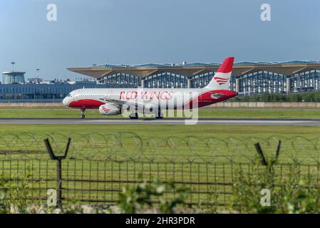 SAINT-PÉTERSBOURG, RUSSIE - le 08 AOÛT 2020 : AVIONS RED WINGS Airbus A321-200 (VP-BRS) sur la voie de circulation de l'aéroport Pulkovo Banque D'Images