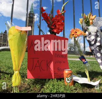 Des messages, des fleurs et d'autres souvenirs sont laissés sur la colline du Parlement alors que les gens rendent hommage au chef du NPD, Jack Layton, à Ottawa, où un monument commémoratif de fortune a été formé après la mort de Layton au début de lundi. LA PRESSE CANADIENNE/Fred Chartrand