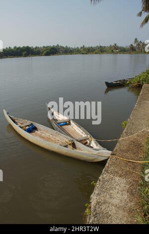 petits bateaux de pêche ouverts amarrés près du bord du lac Banque D'Images