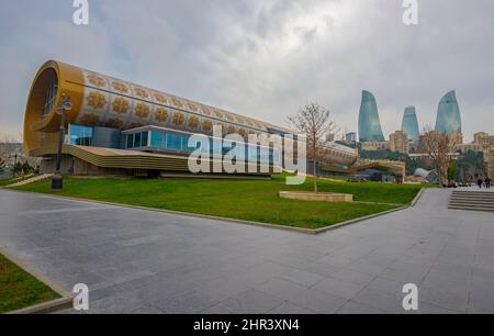 BAKOU, AZERBAÏDJAN - 29 DÉCEMBRE 2017 : le centre historique de Bakou. Musée du tapis et Flame Towers. Bakou Banque D'Images