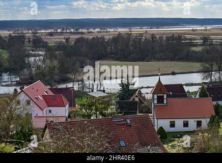 25 février 2022, Brandebourg, Stützkow: Vue d'un point de vue au-dessus du petit village de Stützkow dans le quartier Uckermark de la voie navigable Hohensaaten-Friedrichsthal et des prairies de polder inondées par les hautes eaux de la rivière Oder. Le parc national de Lower Oder Valley a été créé en 1995 après cinq années de préparation et couvre une superficie de 10 500 hectares. La vallée de l'Oder est l'un des derniers paysages de plaine inondable de rivière presque naturelle dans l'ouest de l'Europe centrale avec un grand nombre d'espèces animales et végétales menacées. Photo: Patrick Pleul/dpa-Zentralbild/ZB Banque D'Images