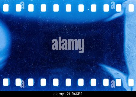 Texture ou surface poussiéreuse et rugueuse du film 35 mm.Film perforé rayé isolé sur fond blanc. Banque D'Images