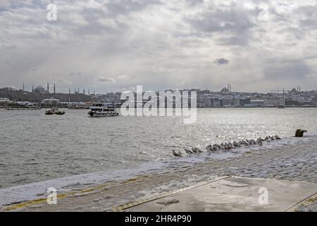 istanbul,Turquie-25 janvier,2022.Istanbul est la ville de rêve entre les continents de l'Europe et de l'Asie. Paysage urbain d'istanbul en hiver. Banque D'Images