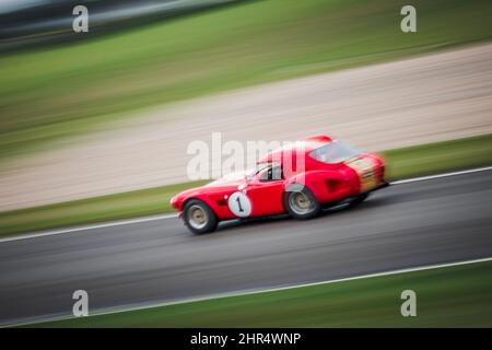 Red Shelby Cobra à Goodwood Revival 2021 à Chichester, Royaume-Uni Banque D'Images