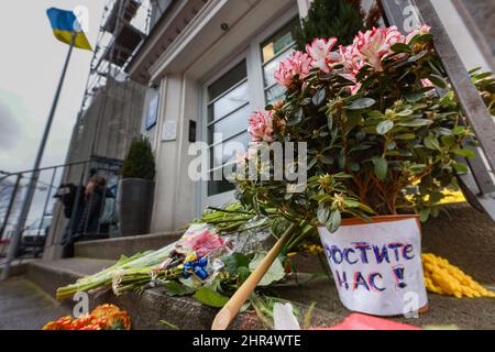 Hambourg, Allemagne. 25th févr. 2022. Des fleurs se trouvent devant le consulat général d'Ukraine à Hambourg. Crédit : Ulrich Perrey/dpa/Alay Live News Banque D'Images