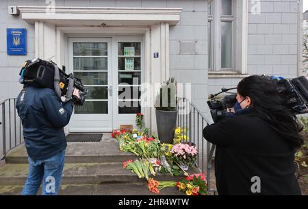 Hambourg, Allemagne. 25th févr. 2022. Des fleurs se trouvent devant le consulat général d'Ukraine à Hambourg. Crédit : Ulrich Perrey/dpa/Alay Live News Banque D'Images