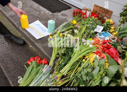 Hambourg, Allemagne. 25th févr. 2022. Des fleurs se trouvent devant le consulat général d'Ukraine à Hambourg. Crédit : Ulrich Perrey/dpa/Alay Live News Banque D'Images